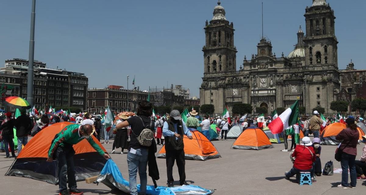 EXHORTA AMLO A FRENAA QUE USEN LAS CARPAS Y LLENEN VARIAS VECES EL ZÓCALO, PERO QUE POR DERROCAMIENTO NO SALDRÁ DE LA PRESIDENCIA