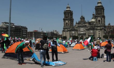 EXHORTA AMLO A FRENAA QUE USEN LAS CARPAS Y LLENEN VARIAS VECES EL ZÓCALO, PERO QUE POR DERROCAMIENTO NO SALDRÁ DE LA PRESIDENCIA