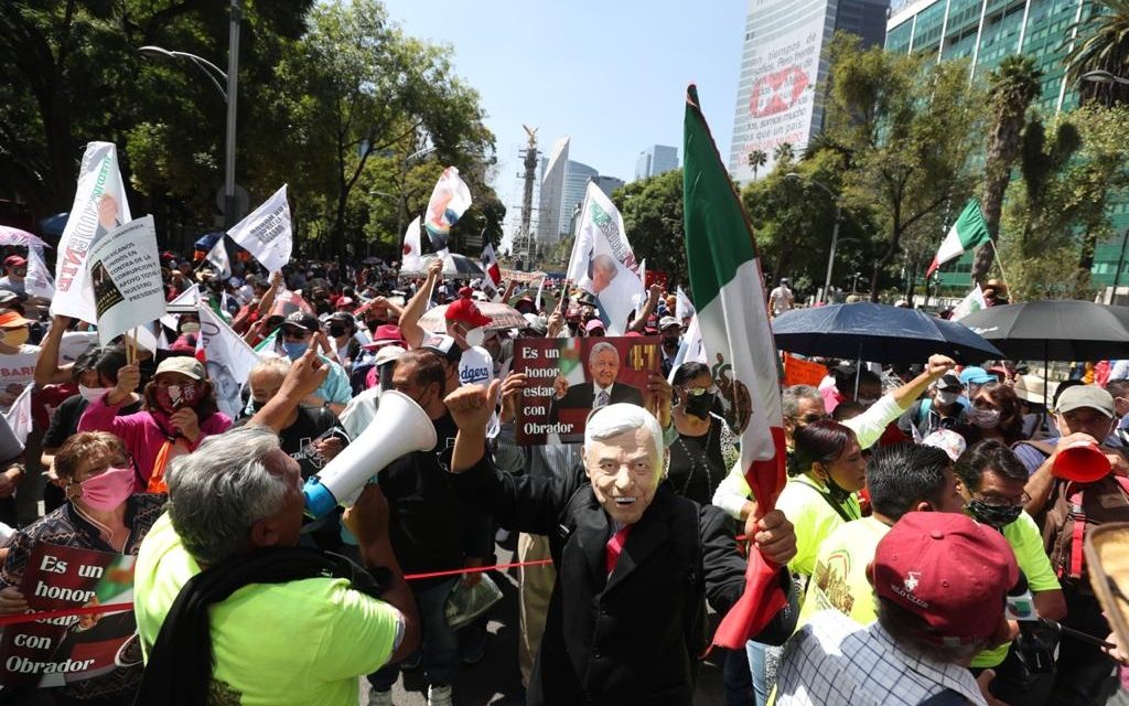 ANTES ERAN FRENAAA Y SU MOVIMIENTO ANTIAMLO Y AHORA MARCHAN EN ZÓCALO PARA APOYARLO