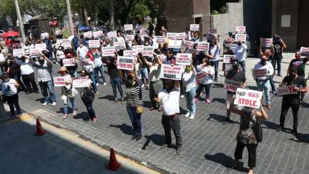 COMO A LOS RESTAURANTES, BARES, INCLUSO A LAS IGLESIAS LES FUNCIONÓ, DUEÑOS DE SALONES PARA EVENTOS CIERRAN CALLES Y EXIGEN REAPERTURA