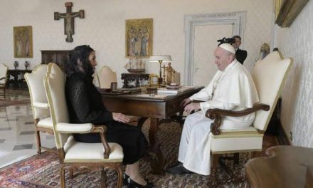 ¡BEATRIZ GUTIÉRREZ DE LOPEZ OBRADOR TOCO EL CIELO! LA PRIMERA DAMA VISITÓ AL PAPA FRANCISCO PARA ENTREGARLE CARTA DE SU ESPOSO