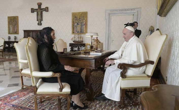 ¡BEATRIZ GUTIÉRREZ DE LOPEZ OBRADOR TOCO EL CIELO! LA PRIMERA DAMA VISITÓ AL PAPA FRANCISCO PARA ENTREGARLE CARTA DE SU ESPOSO