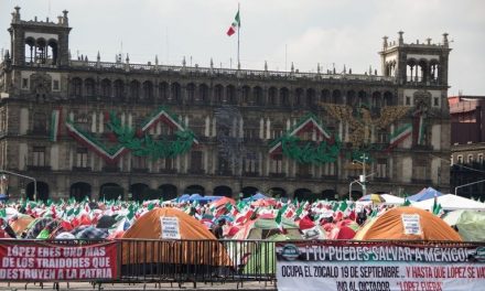 HABRÁN ENGAÑADO A AMLO, FRENAAA NO SE HA RETIRADO DE ZÓCALO