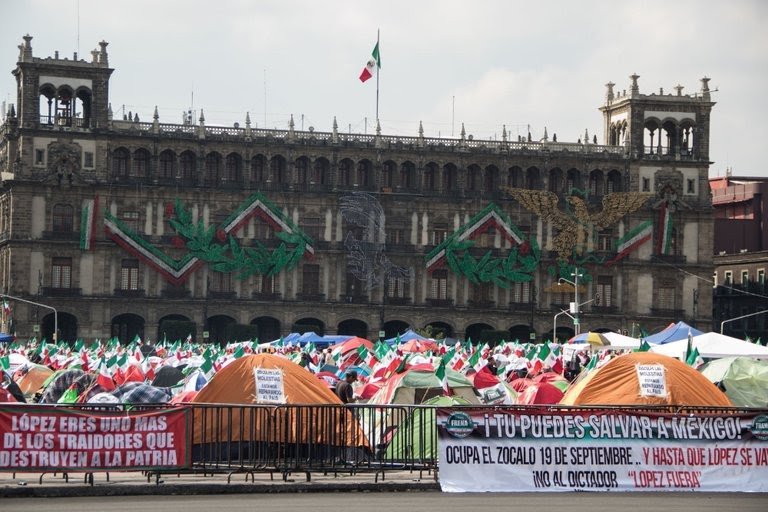 HABRÁN ENGAÑADO A AMLO, FRENAAA NO SE HA RETIRADO DE ZÓCALO