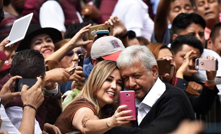 AMLO LES RUEGA Y LES PIDE POR FAVOR A SUS FANS QUE NO LE LLEVEN SERENATA POR SUS SESENTA Y TANTOS