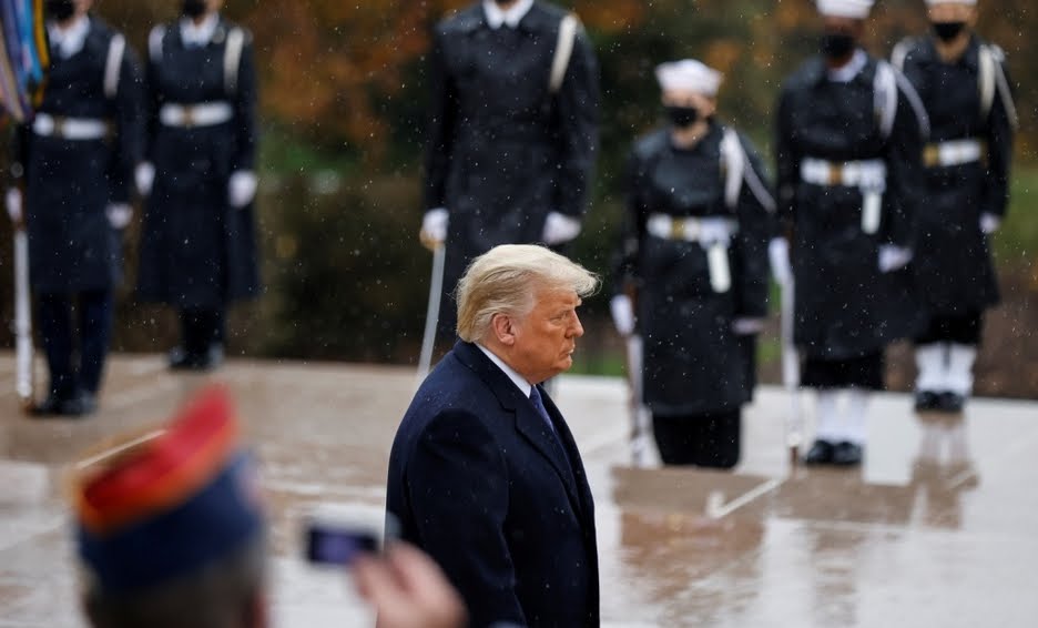 TRAS DERROTA VUELVE A APARECER TRUMP EN PÚBLICO; PARECE NO HABÍA PARADO DE LLORAR EN EL BAÑO