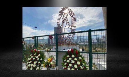 “IMPOSIBLE NO VENIR, ES UN COMPROMISO MÁS ALLÁ DE LO HUMANO”: FELIGRESES ACUDEN A DEJAR OFRENDAS A LA FIGURA RECIEN INSTALADA DE LA GUADALUPANA