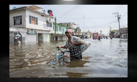 Y LE DAN DINERO A GENTE QUE NO ESTABA INUNDADA, Y ARREMETEN PAISANOS DE AMLO CONTRA ÉL