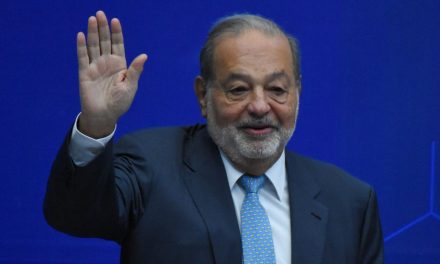 TRAS SU PASO POR EL HOSPITAL LUEGO DE SER POSITIVO A COVID, CARLOS SLIM VUELVE A CASA