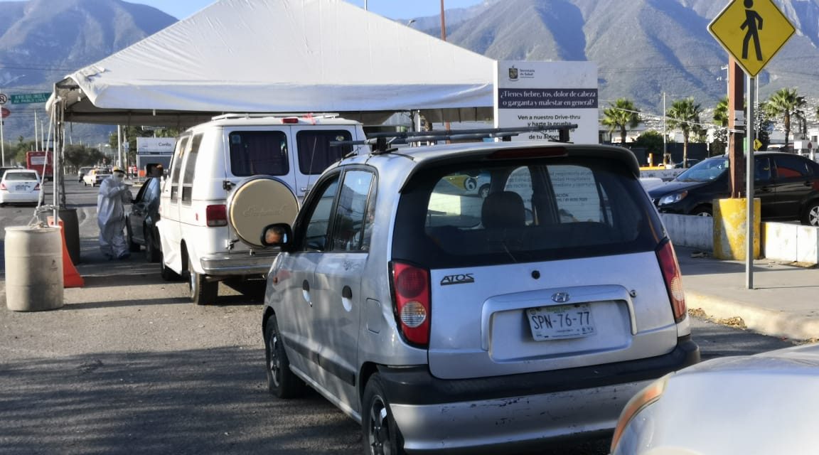 PRIMER DÍA DE ATENCIÓN EN EL 2021 Y MÓDULOS DRIVE THRU YA LUCEN LLENOS DE GENTE Y CON MUCHO TRABAJO A CONSECUENCIA DE LAS FIESTAS