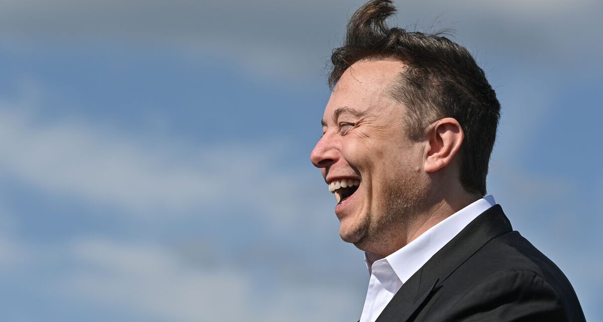 ELON MUSK DESTRONA A JEFF BEZOS PARA POSICIONARSE CÓMO LA PERSONA MÁS RICA DEL PLANETA.