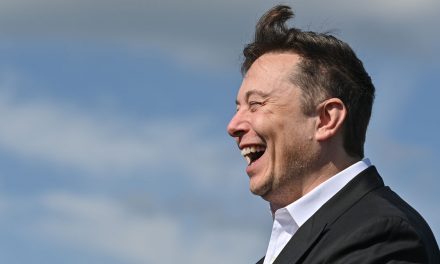 ELON MUSK DESTRONA A JEFF BEZOS PARA POSICIONARSE CÓMO LA PERSONA MÁS RICA DEL PLANETA.