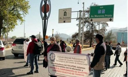 MAESTROS SE MANIFIESTAN EN LA AVENIDA CONSTITUCIÓN PASÁNDOSE POR EL ARCO DEL TRIUNFO EL REGLAMENTO DE TRÁNSITO DE LA CIUDAD, ¡POR ESO JOVEN!