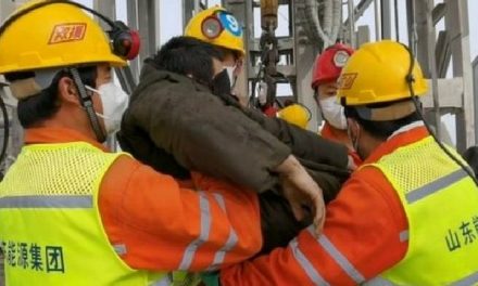 DESPUÉS DE 14 DÍAS, MINEROS CHINOS SON RESCATADOS DE UNA MINA EN LA QUE QUEDARON ATRAPADOS, ¡AÚN FALTAN 10 MÁS SEPULTADOS EN VIDA!