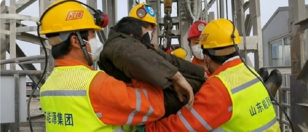 DESPUÉS DE 14 DÍAS, MINEROS CHINOS SON RESCATADOS DE UNA MINA EN LA QUE QUEDARON ATRAPADOS, ¡AÚN FALTAN 10 MÁS SEPULTADOS EN VIDA!