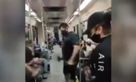 PROTESTAN HACIENDO EJERCICIO EN EL METRO