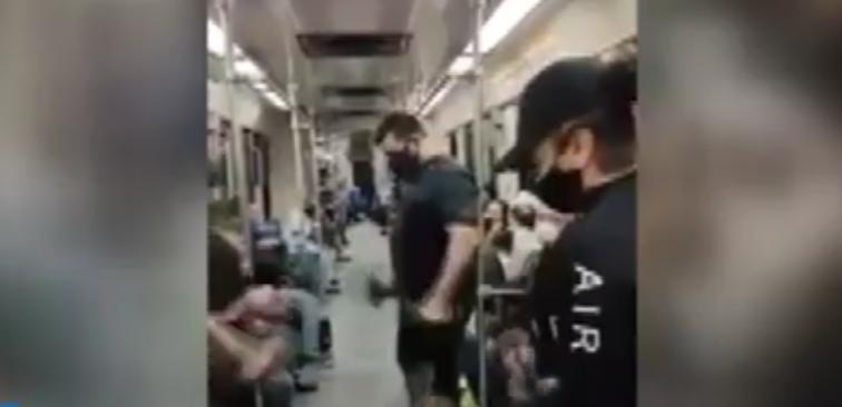 PROTESTAN HACIENDO EJERCICIO EN EL METRO