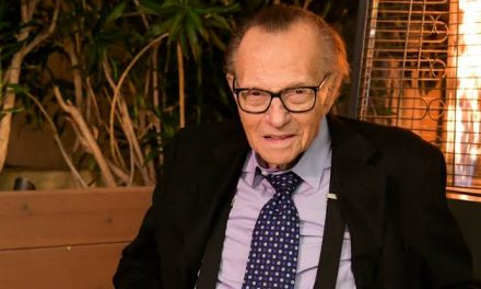 LARRY KING POSITIVO A COVID-19; PERMANECE HOSPITALIZADO DE MOMENTO SIN COMPLICACIONES