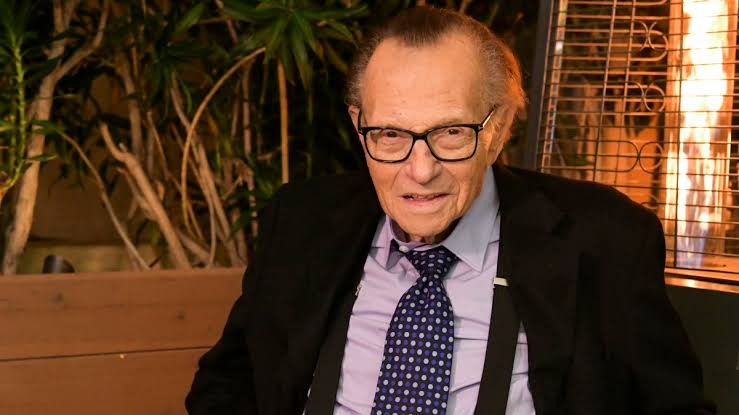 LARRY KING POSITIVO A COVID-19; PERMANECE HOSPITALIZADO DE MOMENTO SIN COMPLICACIONES