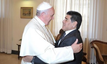 RECUERDA EL PAPA FRANCISCO A DIEGO ARMANDO MARADONA EN ENTREVISTA <br>