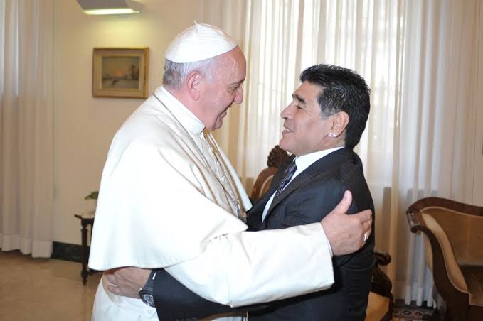 RECUERDA EL PAPA FRANCISCO A DIEGO ARMANDO MARADONA EN ENTREVISTA <br>