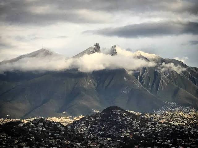 TLALOC, EL DIOS DE LA LLUVIA, HACIÉNDONOS EL MILAGRO. LA GENTE SE QUEDÓ EN CASA POR LAS INCLEMENCIAS DEL TIEMPO