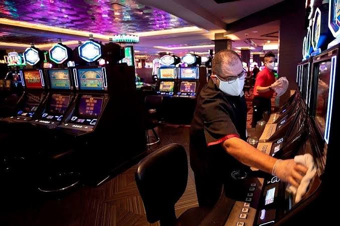 POR ANDAR APOSTANDO, LES “CAE LA LEY” Y SE QUEDAN SIN NADA… SUSPENDEN CASINO CLANDESTINO EN SAN NICOLÁS, ALLÁ SOLO CHEFO SALGADO AUTORIZA CASAS DE APUESTAS SEÑORES