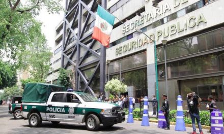 CIUDADANO Y POLICÍA EJEMPLAR; SE ENCUENTRA 30 MIL PESOS Y LO REGRESA, ¿LO HUBIERAS HECHO TÚ?