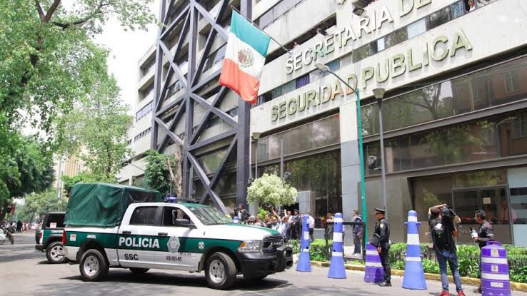 CIUDADANO Y POLICÍA EJEMPLAR; SE ENCUENTRA 30 MIL PESOS Y LO REGRESA, ¿LO HUBIERAS HECHO TÚ?