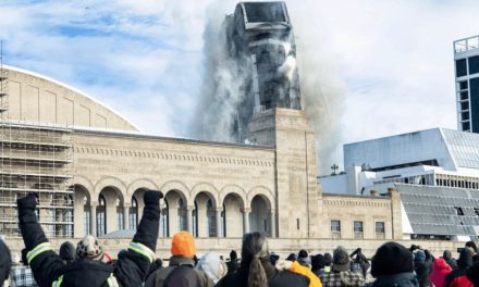 ESTADOUNIDENSES ACLAMAN CAÍDA DEL CASINO TRUMP