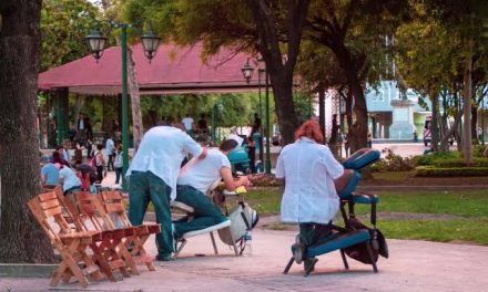 POR DISPOSICIÓN OFICIAL DE LA SECRETARÍA DE SALUD, QUITARÁN A MASAJISTAS DE LA MACROPLAZA