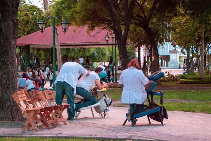 POR DISPOSICIÓN OFICIAL DE LA SECRETARÍA DE SALUD, QUITARÁN A MASAJISTAS DE LA MACROPLAZA