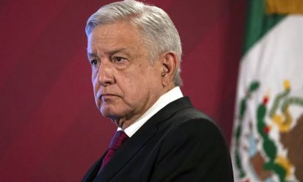 LÓPEZ OBRADOR SE MANTIENE TERCO COMO “MULA” AL NO QUERER USAR EL CUBREBOCAS, POR EJEMPLOS COMO ESTOS EL PAÍS NO MEJORA