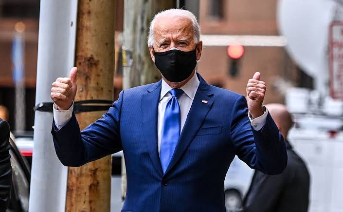 ASESOR MÉDICO DE JOE BIDEN DICE QUE EL CUBREBOCAS LO TENDRÁN QUE USAR HASTA EL 2022