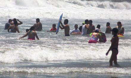 COVIDIOTAS SE ENCUENTRAN EN PLAYAS DE ACAPULCO PARA DISFRUTAR EL FIN DE SEMANA