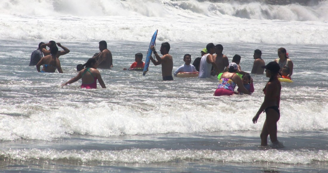 COVIDIOTAS SE ENCUENTRAN EN PLAYAS DE ACAPULCO PARA DISFRUTAR EL FIN DE SEMANA