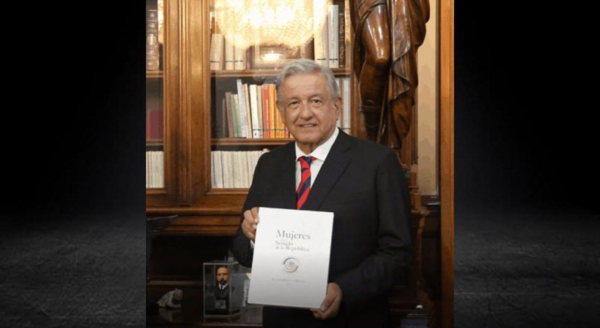 RECIBE AMLO LIBRO SOBRE MUJERES EN EL SENADO DE MANOS DE SU ESCRITORA <br>