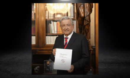 RECIBE AMLO LIBRO SOBRE MUJERES EN EL SENADO DE MANOS DE SU ESCRITORA <br>