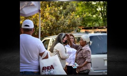 LA CIUDADANÍA LE DA LA BENDICIÓN LITERALMENTE A BRENDA MENA