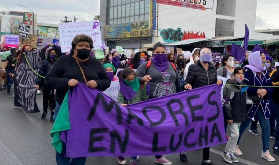 GRUPOS FEMINISTAS SON FRENADAS POR POLICÍAS MUJERES <br>