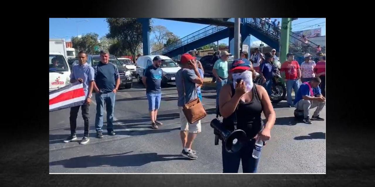 VECINOS BLOQUEAN LA CARRETERA NACIONAL.