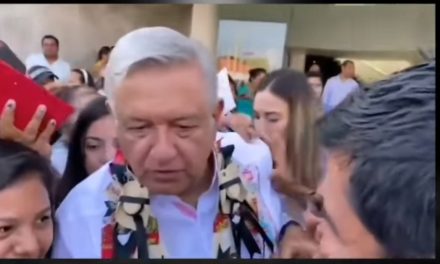 LA PEOR IGNORANCIA EN EL PAÍS COMIENZA DESDE SU LÍDER; AMLO SE NIEGA A RESPETAR MEDIDAS DE PREVENCIÓN Y DA MAL EJEMPLO PARA LOS CIUDADANOS