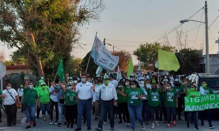 SE HACE PRESENTE CARLOS “EL CUATE” RODRÍGUEZ Y LA GENTE RÁPIDAMENTE SE EMOCIONA POR TENER POR FIN UN POLÍTICO BUENO ENFRENTE