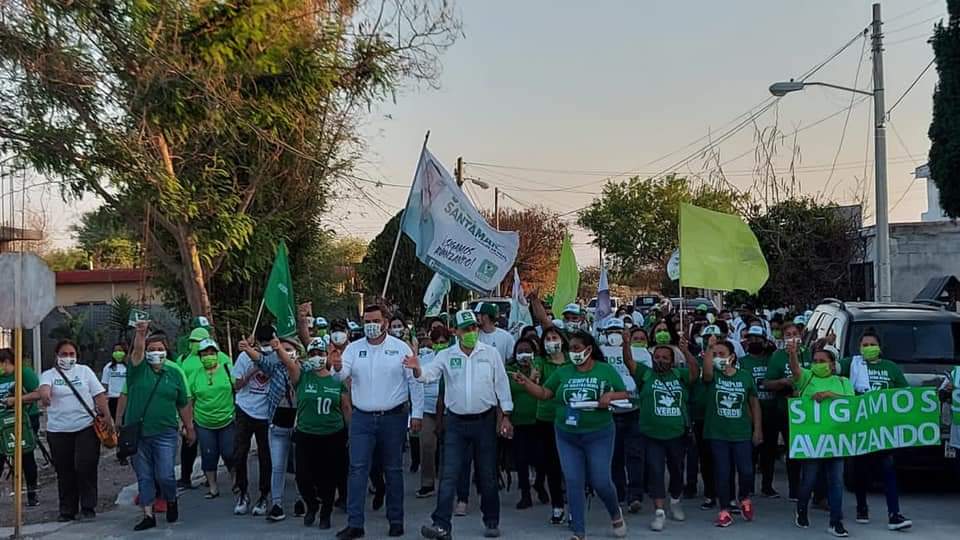 SE HACE PRESENTE CARLOS “EL CUATE” RODRÍGUEZ Y LA GENTE RÁPIDAMENTE SE EMOCIONA POR TENER POR FIN UN POLÍTICO BUENO ENFRENTE