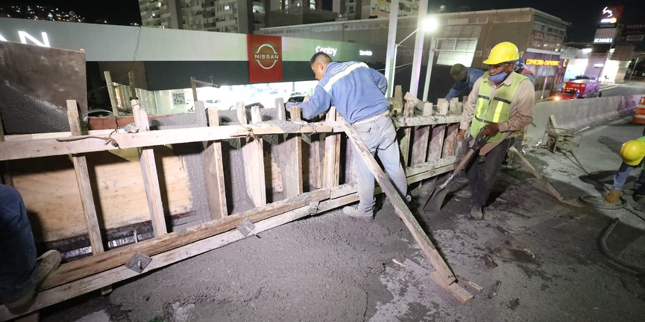 CONTINUAN TRABAJOS EN PUENTE DE GARZA SADA; POR LA NOCHE VACIARON CONCRETO EN LA ZONA AFECTADA <br>