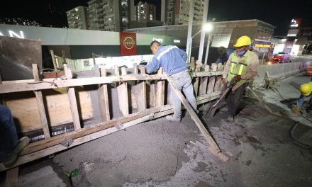 CONTINUAN TRABAJOS EN PUENTE DE GARZA SADA; POR LA NOCHE VACIARON CONCRETO EN LA ZONA AFECTADA <br>