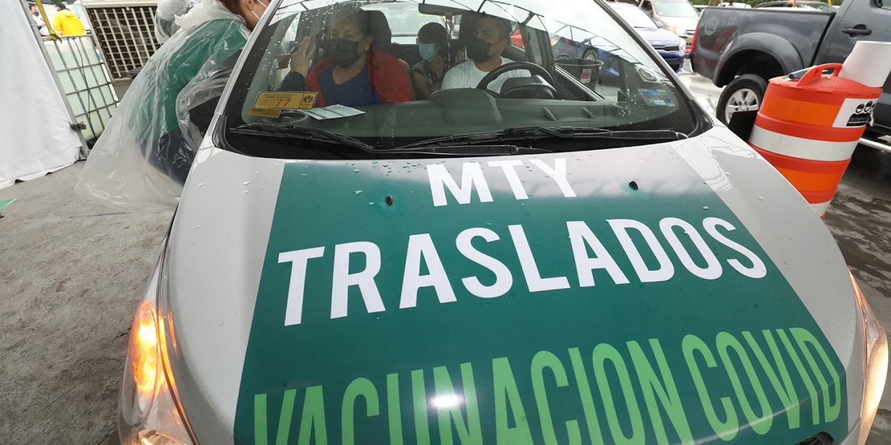 GOBIERNO DE MONTERREY PONE A DISPOSICIÓN VEHÍCULOS MUNICIPALES PARA TRASLADAR ADULTOS MAYORES QUE BUSCAN RECIBIR VACUNA ANTI COVID