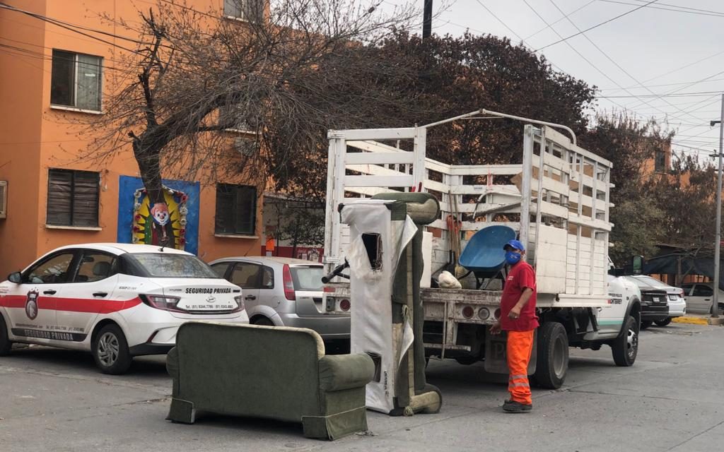 PROCURANDO LA SALUD DE LOS CIUDADANOS, MUNICIPIO DE MONTERREY REALIZA OPERATIVO DE DESCACHARRIZACIÓN EN HOGARES FERROCARRILEROS