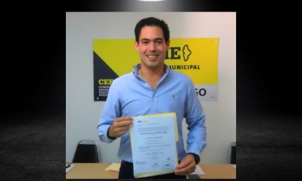 RECIBE DAVID DE LA PEÑA CONSTANCIA DE ALCALDE ELECTO DEL MUNICIPIO DE SANTIAGO