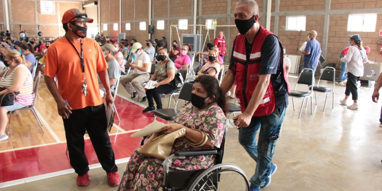 JORNADA DE VACUNACIÓN CONTINUA CON ÉXITO EN JUÁREZ; APOYAN MÁS DE 400 EMPLEADOS MUNCIPALES EN ESTRATEGIA